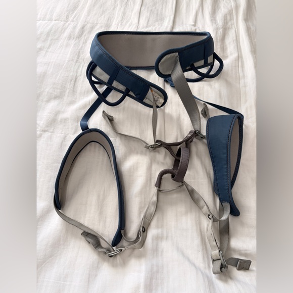 PETZL s2 CORAX ROCK CLIMBING HARNESS - Picture 2 of 6